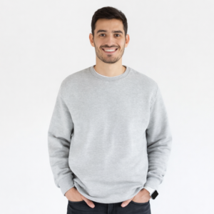 Sweat éthique homme gris à coupe droite porté par un mannequin, style minimaliste et responsable