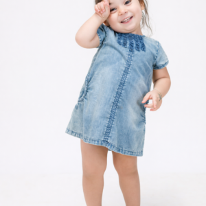 Robe enfant éthique en denim doux portée par un jeune enfant, confortable et durable.