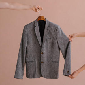 Blazer éthique gris intemporel suspendu sur cintre, élégant et conçu dans une démarche responsable