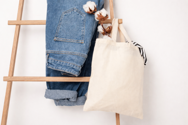 Pantalon en jean éthique femme en denim bleu, matière naturelle et style responsable