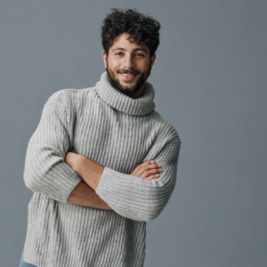 Pull éthique homme col roulé gris porté par un mannequin, style intemporel et démarche responsable