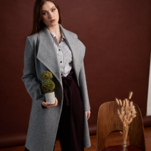 Manteau femme éthique gris élégant porté par un mannequin, style responsable et intemporel