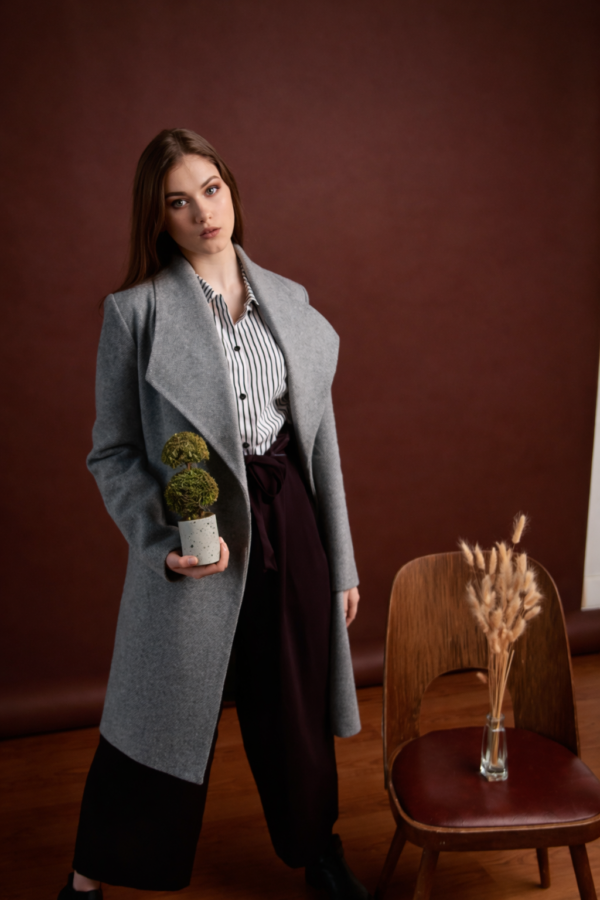 Manteau femme éthique gris élégant porté par un mannequin, style responsable et intemporel